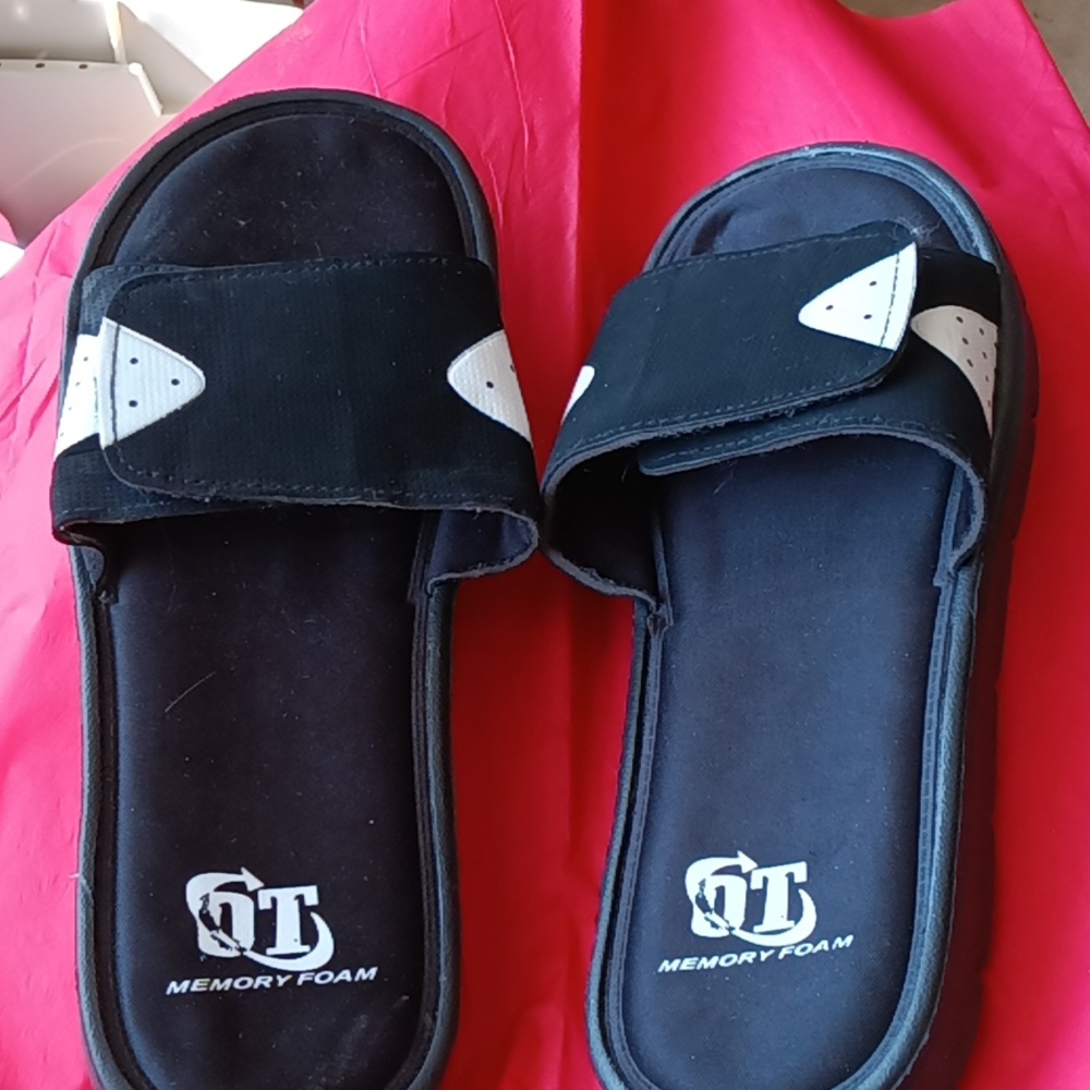 OT Memory Foam Slippers nwot $28 size 10-11+  free